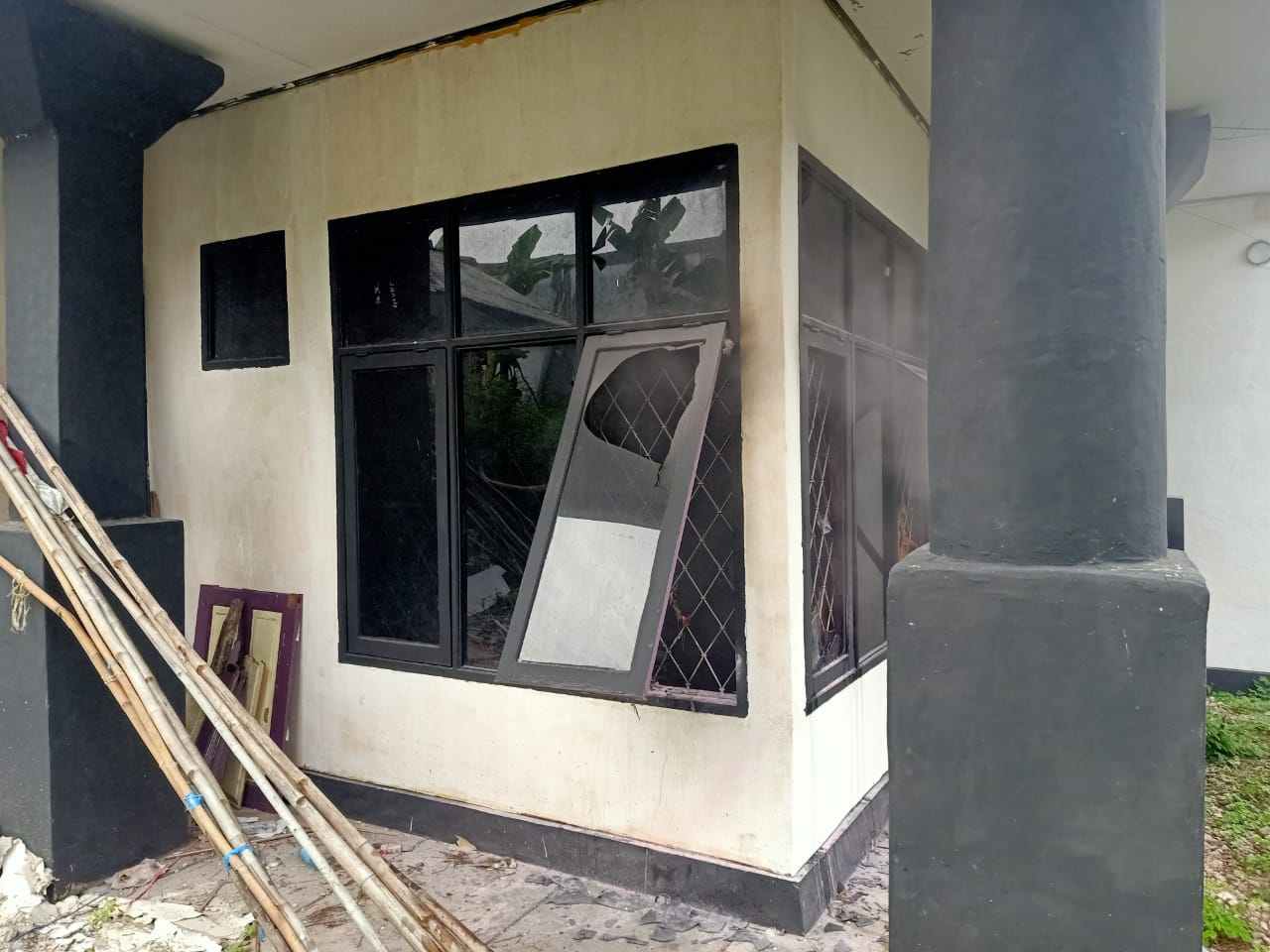 Ini kain horden ruang data Kantor KPU Kabupaten Maluku Tenggara yang dibakar OTK, Selasa 12 Maret 2024