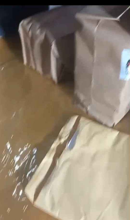 Ini bukti segel semua sampul surat suara TPS 21 Desa Tual terbuka saat dikeluarkan dalam kotak suara untuk dilakukan perhitungan ulang dalam rapat pleno Rekapitulasi KPU Kota Tual, Rabu dini hari ( 13 /3/2024) pukul 03.00 WIT