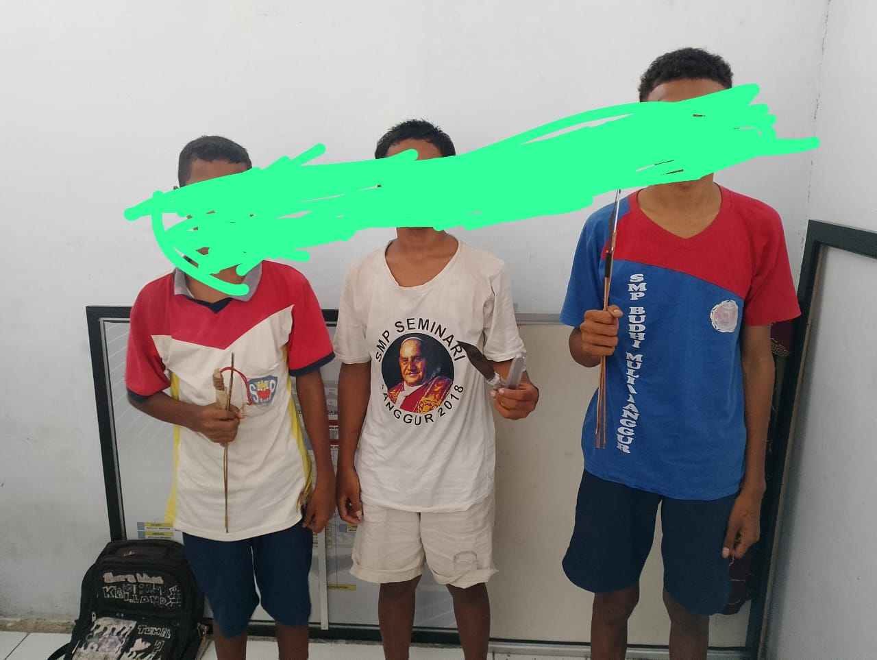 Ini tiga Siswa SMP di Kabupaten Malra yang ditangkap ketika hendak terlibat tawuran, karena bawa alat tajam, Jumat 22 Maret 2024