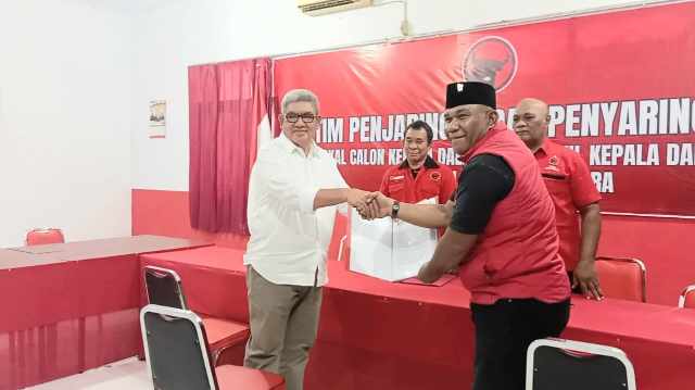 Balon Bupati Malra, Muhammad Thaher Hanubun mengambil Formulir pendaftaran di Kantor DPC PDI Perjuangan Kabupaten Malra, Jumat 19 April 2024