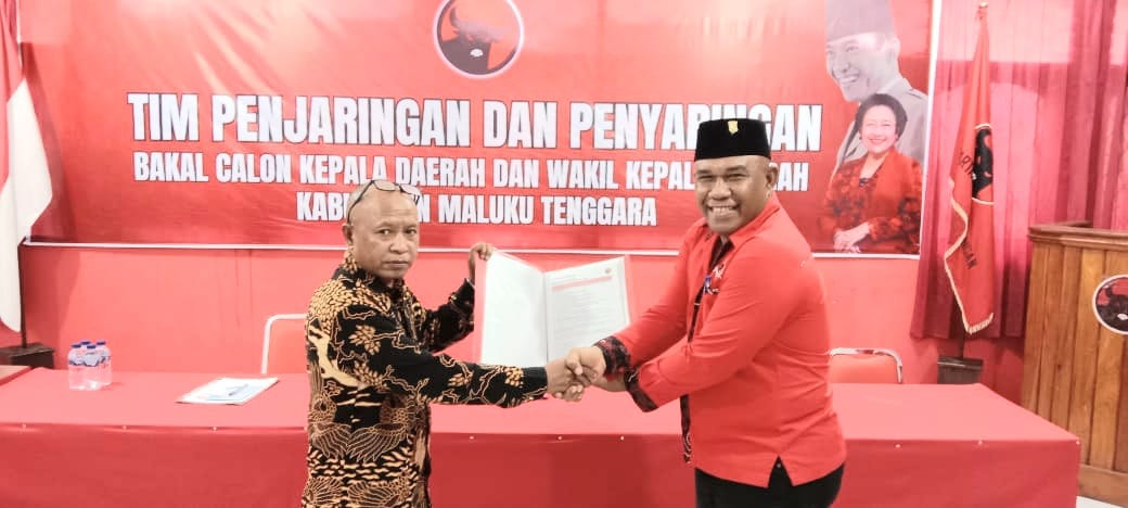 Ketua Tim pemenangan Balon Bupati Malra,Batara Indra Warbal yakni Hamra Renleuw mengambil formulir pendaftaran di Kantor DPC PDI Perjuangan Kabupaten Malra, Senin ( 22 /4 /2024