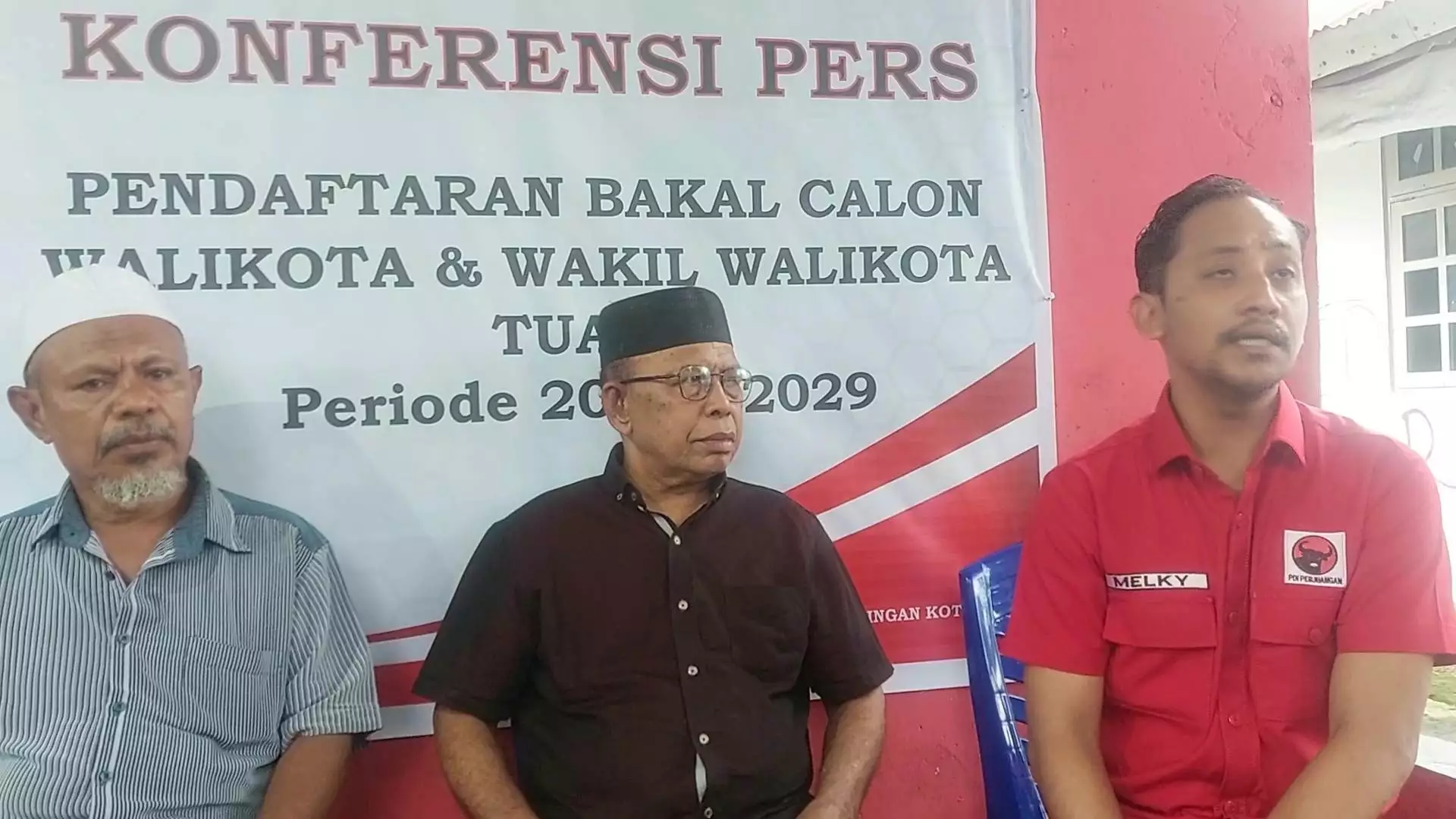 Balon Wali Kota Tual MRO, melalui Tim Pemenangan dalam Konferensi Pers di Kantor DPC PDI Perjuangan Kota Tual, Senin 29 April 2024)