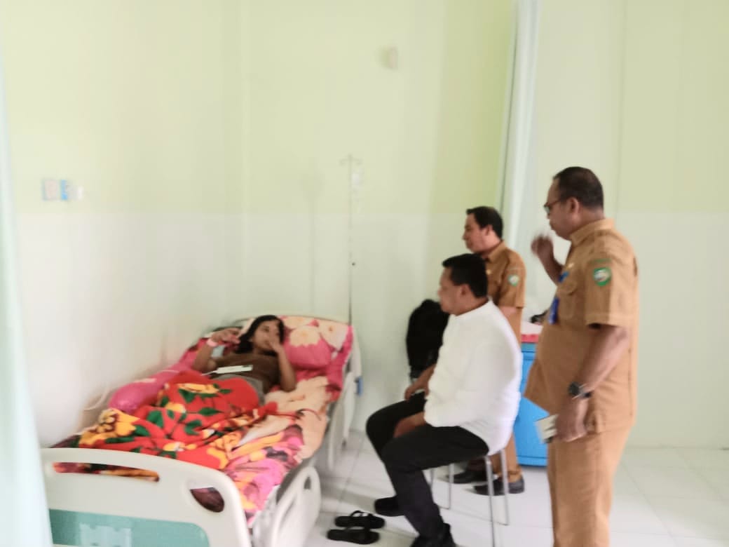 Ketua DPRD Kabupaten Maluku Tenggara, Stepanus Layanan menyambangi RSUD Karel Sadsuitubun Langgur melihat kondisi dokter yang mengalami kekerasan, Senin 9 Desember 2024