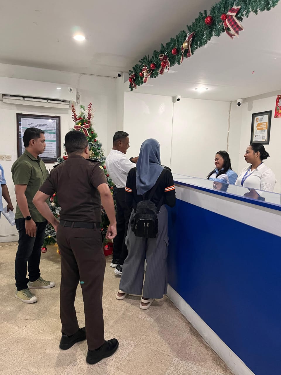 Tim penyidik Kejaksaan Negeri Maluku Tenggara melakukan penyitaan barang bukti uang tunai 150 juta pada rekening panitia pembangunan Masjid Nurul Janah Ohoi Nerong di Bank Maluku cabang Tual Kamis 19 Desember 2024 ( foto - dok Kejari Malra)