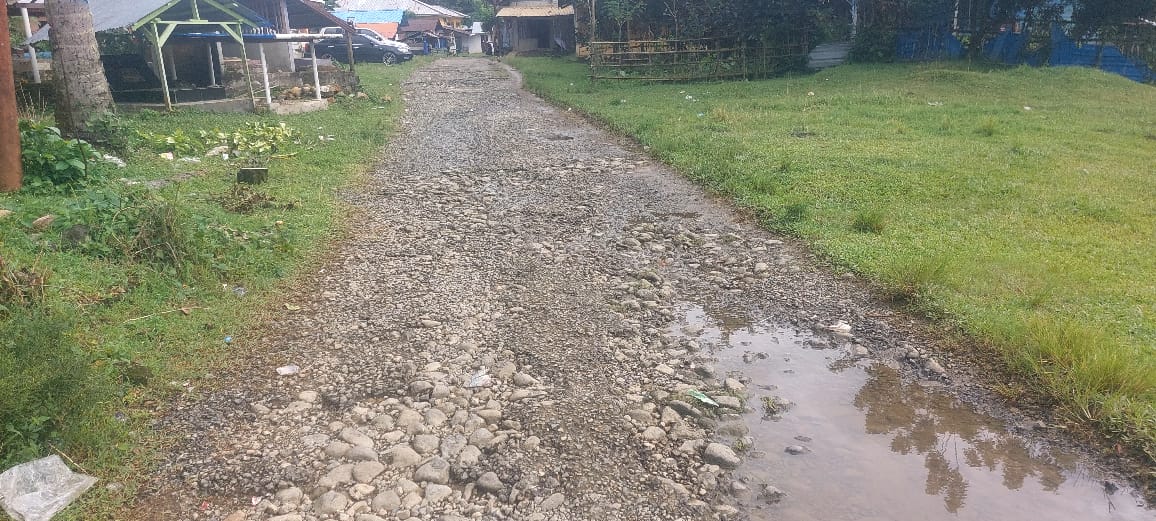 Ini kondisi jalan rusak dan bebatuan di kecamatan Teluk Dalam Kota Ambon, Dusun Wailawa