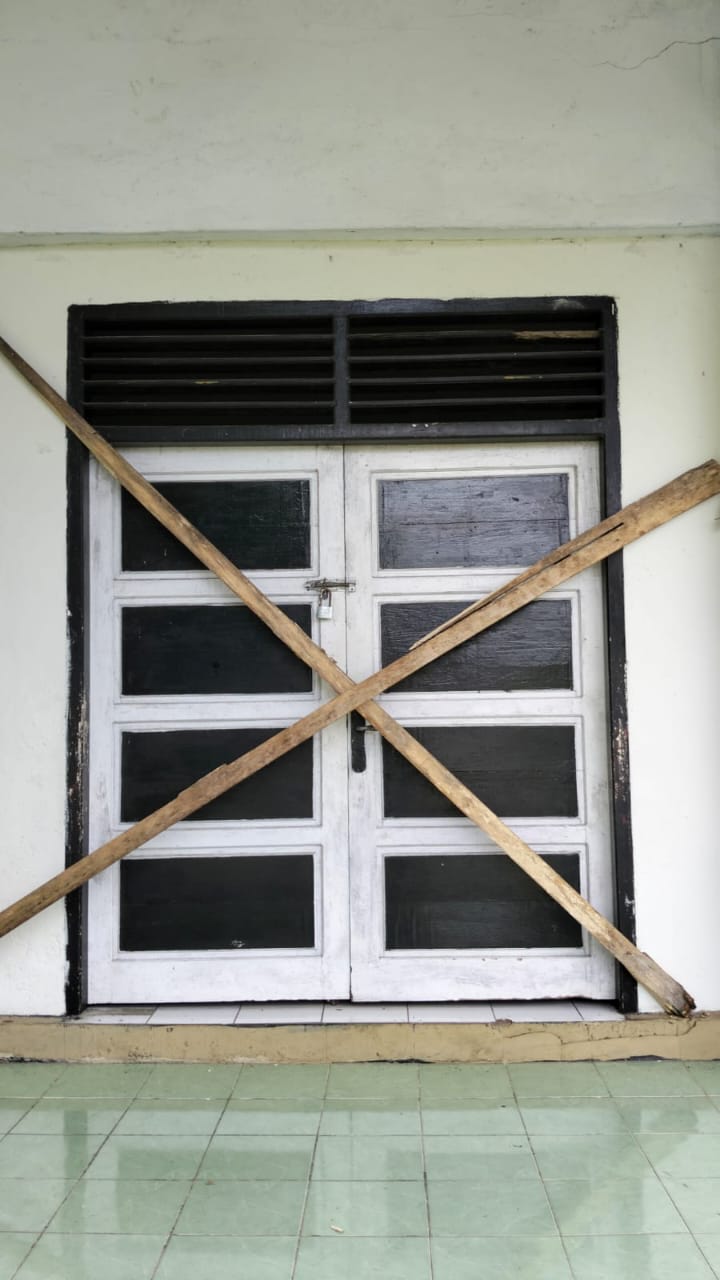 Kantor Dinas Sosial Kabupaten Maluku Tenggara dipalang kayu oleh warga masyarakat, Senin 6 Oktober 2025