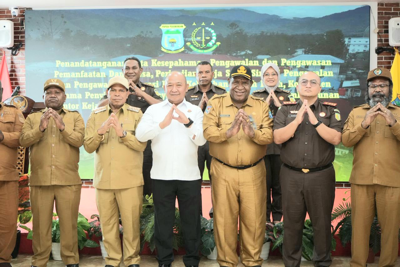 Foto bersama Kejati Papua bersama seluruh Bupati di Provinsi Papua Pegunungan
