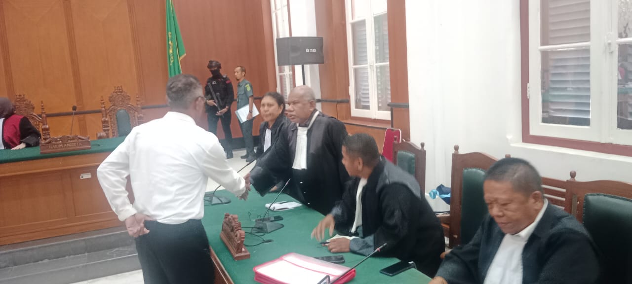 Tim Penasihat Hukum dalam sidang di PN Makassar dengan agenda pembacaan putusan Majelis Hakim