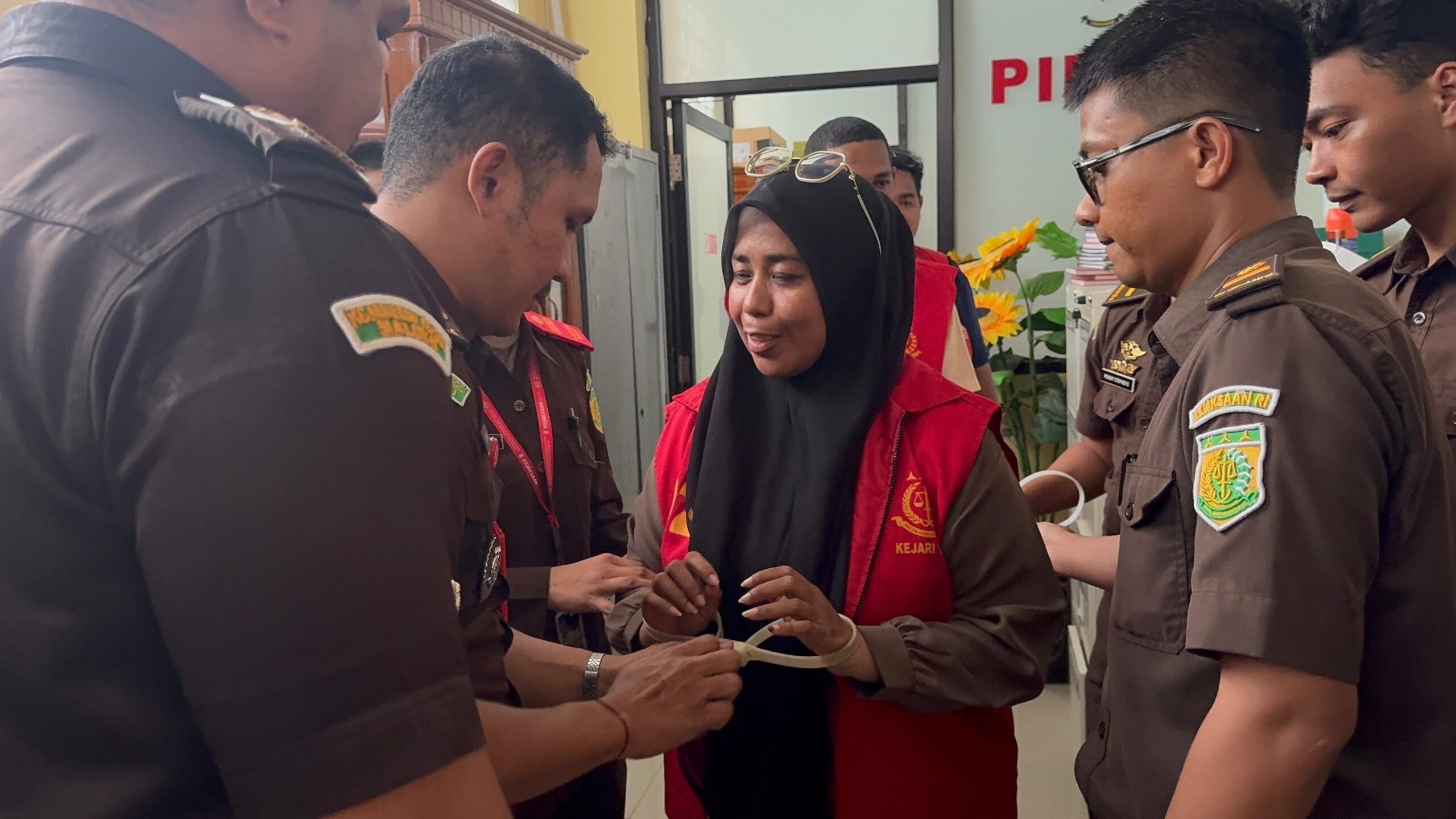 Ini tersangka yang ditahan Kejaksaan Negeri Tual, Kamis 27 November 2025