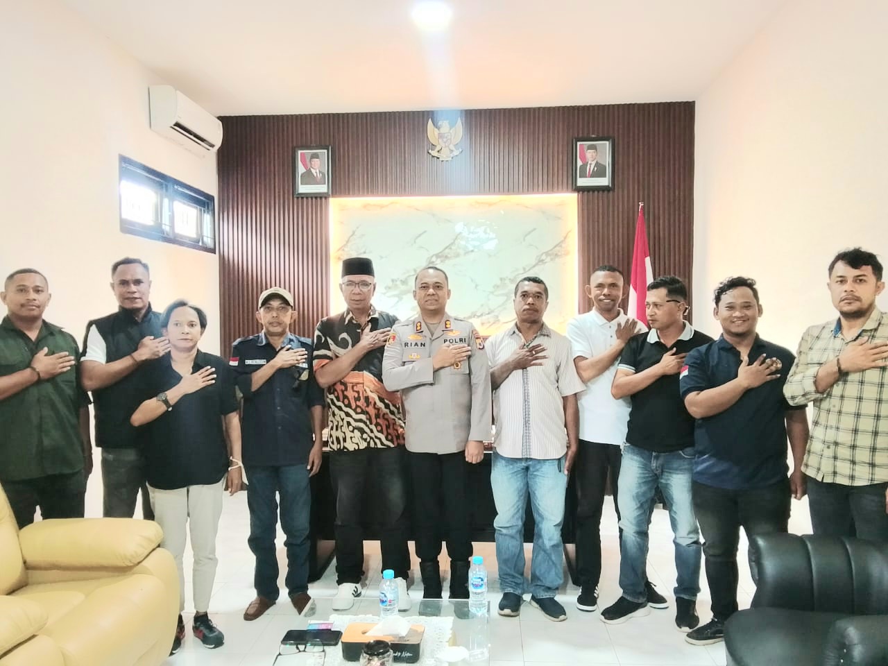 Pertemuan silaturahmi Kapolres Maluku Tenggara bersama para jurnalis di Kabupaten Maluku Tenggara dan Kota Tual, Kamis (11/12/2025).