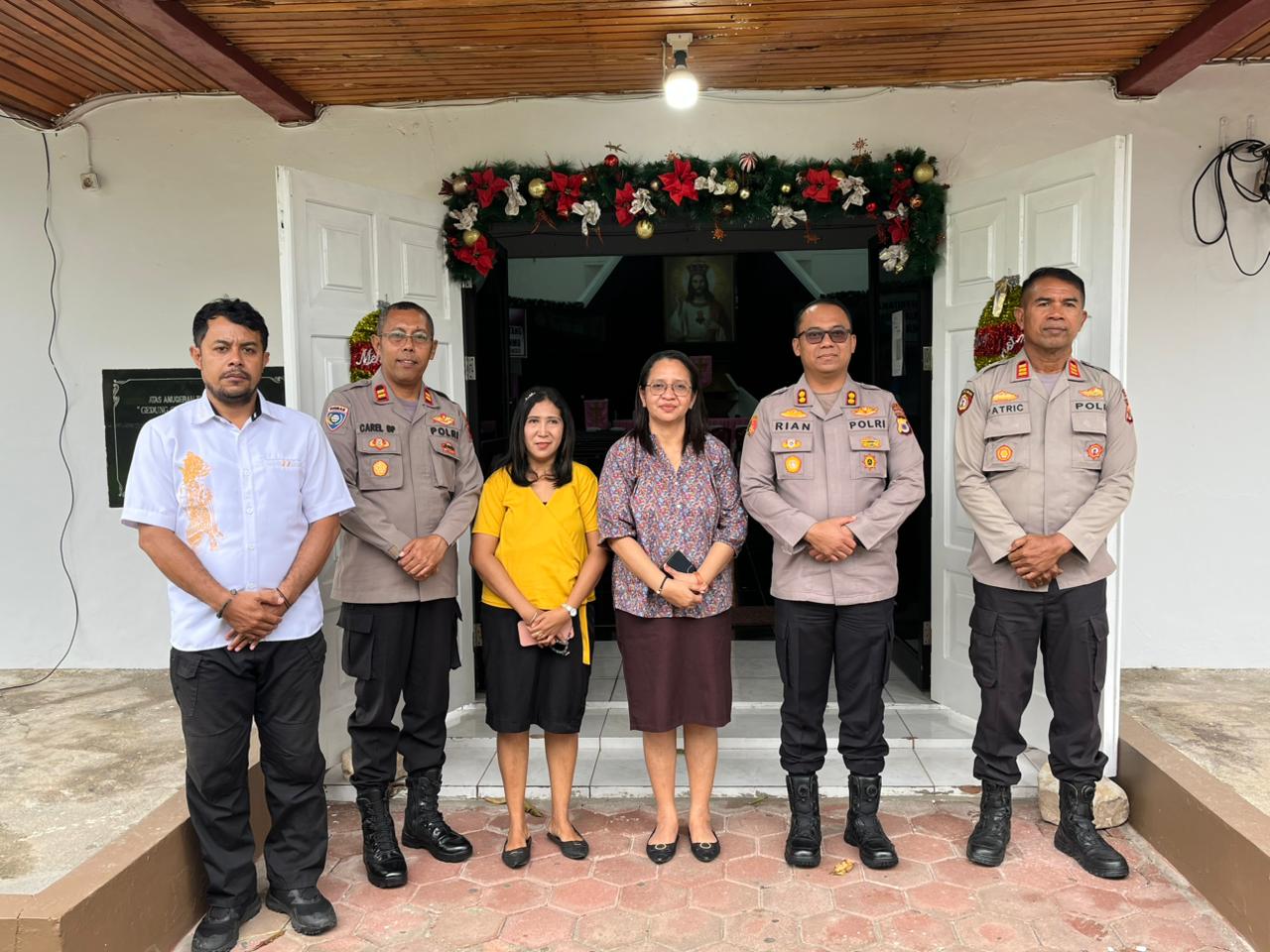 Kapolres Malra menemui, Ketua Majelis Jemaat GPM Anugrah, Pdt. Ny. R. Lekatompessy, P.S.Si,