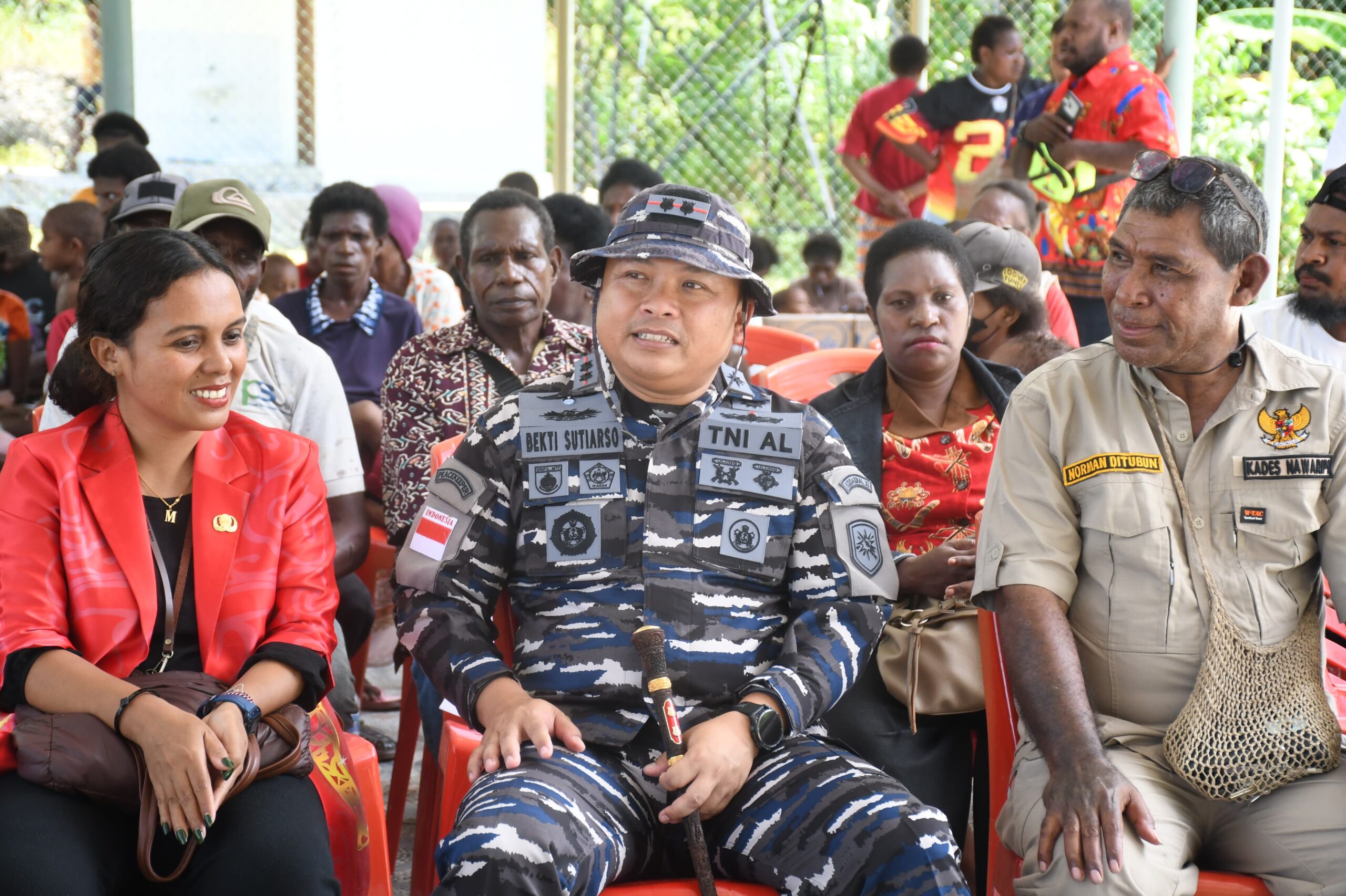 Kepala Distrik Wania, Merly Temorubun, S.STP, dan Danlanal Mimika yang hadir di Musrenbang kampung Nawaripi 2026
