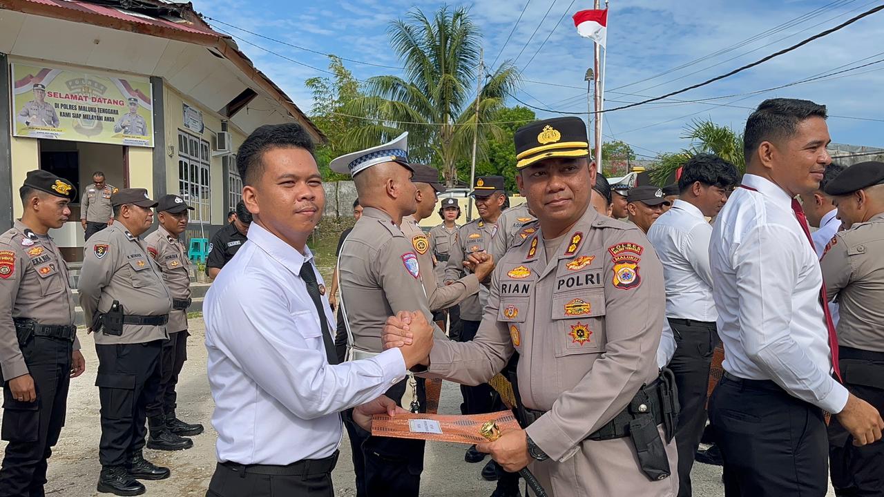 Polres Maluku Tenggara menggelar Upacara Pemberian Penghargaan bagi personel berprestasi, Senin, 26 Januari 2026, pukul 08.00 WIT
