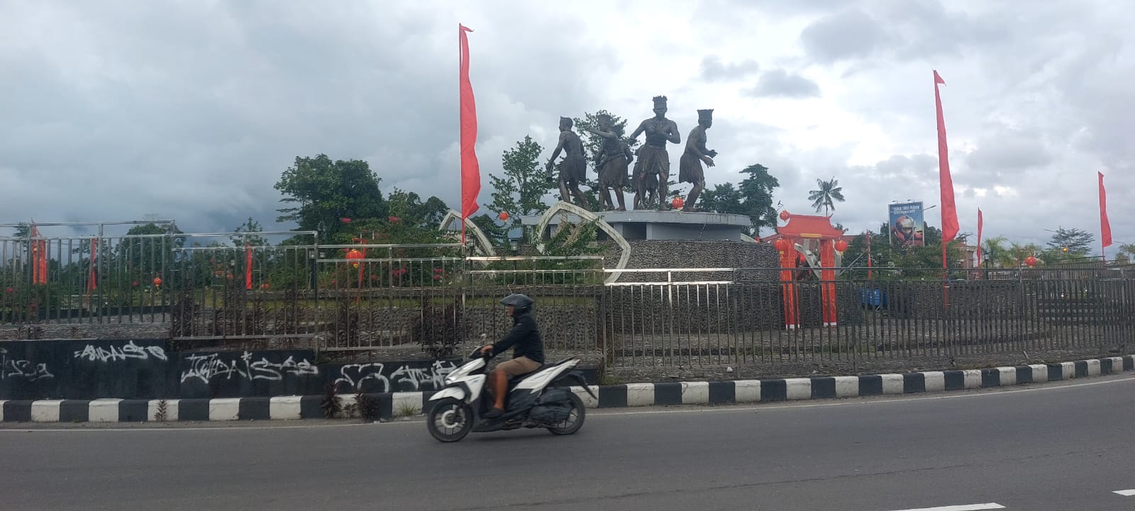 Tanah seluas kurang lebih 60 hektare yang dahulu berada di Kelurahan Kwamki, kini Timah Indah, Distrik Mimika Baru, diklaim sebagai tanah adat hak ulayat milik almarhum Dominikus Beanal sejak 1980.