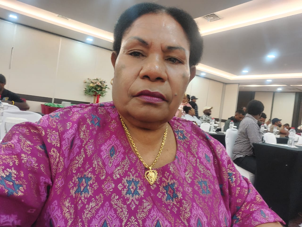 Ricuh, Ganti Rugi Bundaran Petrosea Rp19,4 Miliar, Keluarga Pemilik Ulayat Tolak Uang Masuk Rekening Perusahaan 1 Ibu helena beanal, ahli waris pemilik hak ulayat dalam wawancara bersama tualnews. Com, di kediaman, rabu ( 18 / 2 / 2026 )