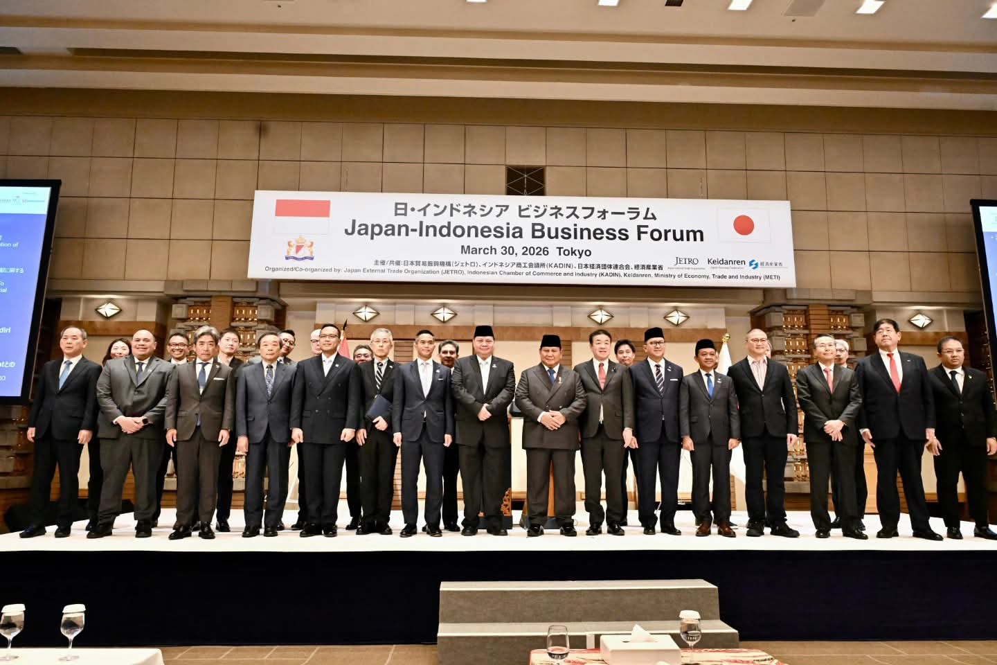 Di hadapan Presiden Prabowo Subianto, sebanyak 10 nota kesepahaman (MoU) dan perjanjian kerja sama strategis diteken dalam Forum Bisnis Indonesia–Jepang dengan nilai fantastis: USD 22,6 miliar atau setara Rp 384,2 triliun.( foto- Seskab)
