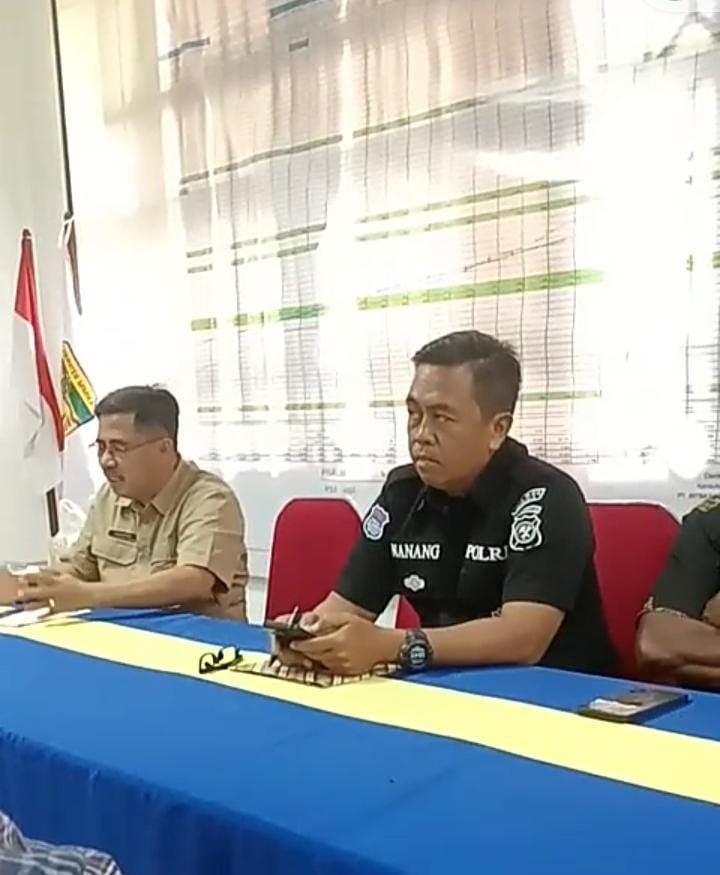 AIPTU Nanang bukan berdiri tegak lurus menjaga kamtibmas dalam ruangan pertemuan di Dinas PUPR Mimika tanggal 23 Desember 2023, tetapi duduk bersama panitia pengadaan tanah Pemkab Mimika, sekaligus menjadi pendengar setia, dan menggunakan atribut Polri lengkap dengan papan nama tertulis " Nanang ". ( dok foto- Tualnews.com)