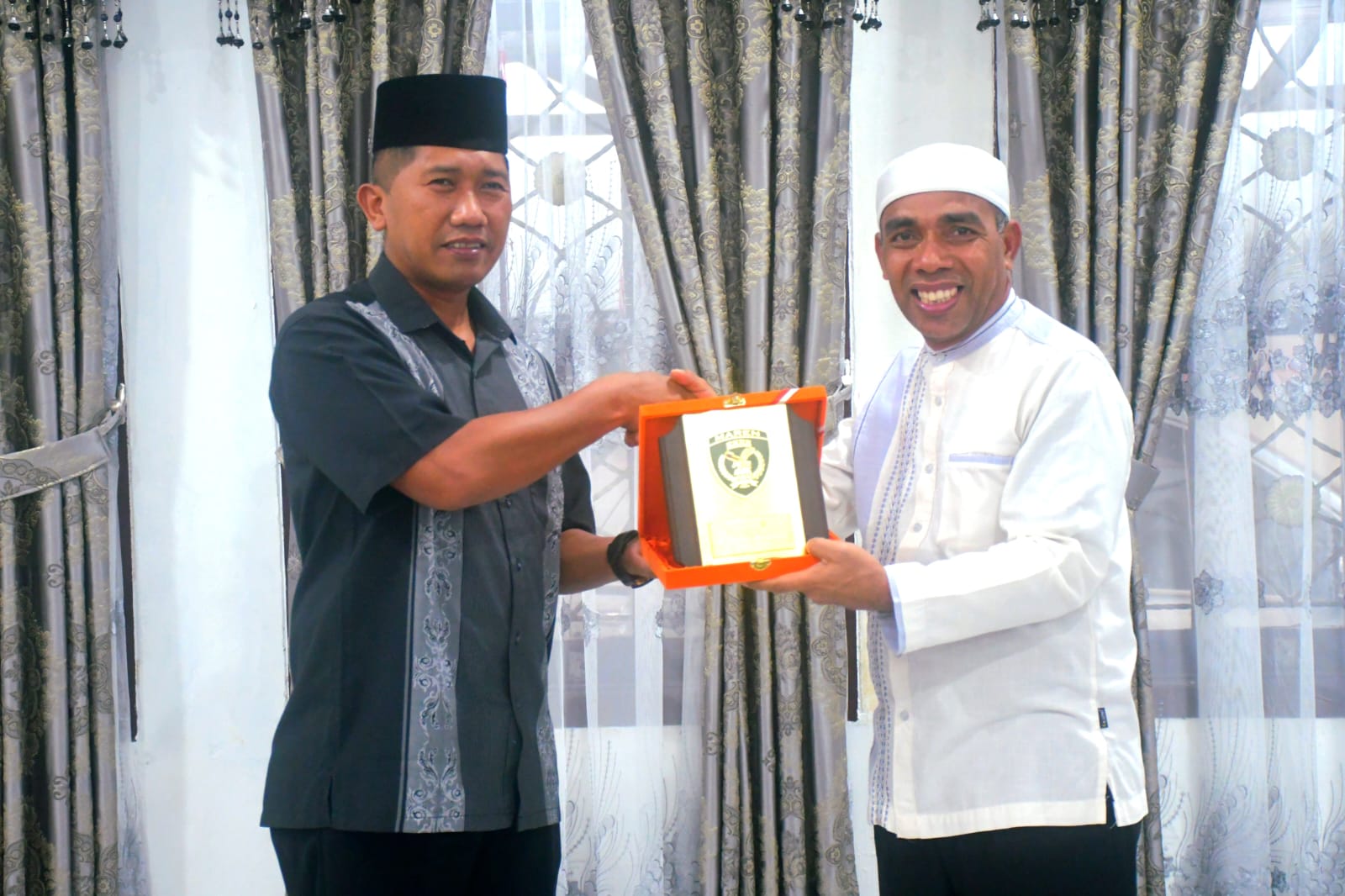 Pemerintah Kota Tual menyerahkan cenderamata balasan dalam acara buka puasa bersama yang berlangsung di rumah dinas Wakil Wali Kota Tual, Amir Rumra, dalam suasana penuh keakraban antara TNI AL dan jajaran pemerintah daerah.
