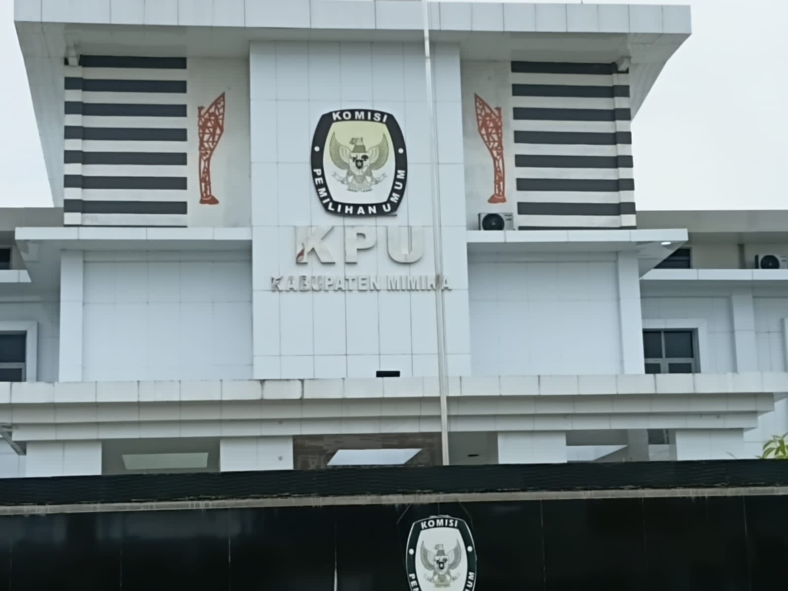 28 Miliar “Nyangkut” Di Kpu Mimika: Tenggat Lewat, Siapa Main Aman? 1 Berdasarkan dokumen audit diterima, tualnews. Com, rabu 3 maret 2026, dana hibah kpu mimika tahun 2024 tercatat sebesar rp 144. 758. 601. 000, dengan realisasi rp 137. 210. 582. 600.
