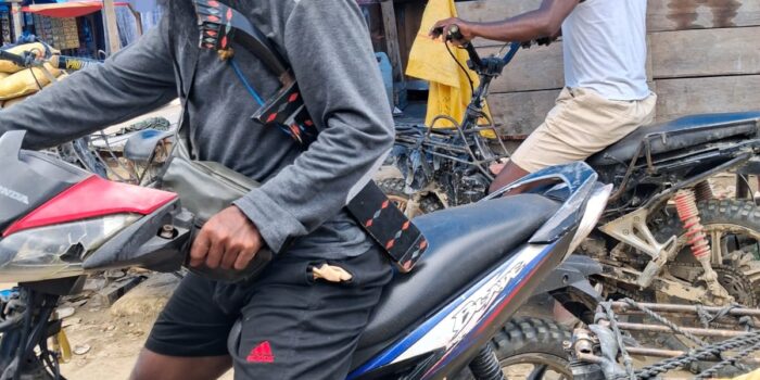 Berdasarkan laporan Wartawan Tualnews.com, Erwin Ollong langsung dari Kabupaten  Buru, Senin ( 9 / 3 ), melaporkan kalau sejumlah oknum penambang terlihat membawa parang di area publik tambang