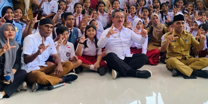 Ratusan pelajar menyambut kedatangan Gubernur Maluku, Hendrik Lewerissa, dengan alunan musik ukulele, Selasa (10/3/2026).