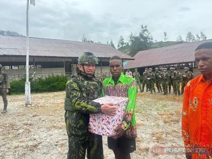 Penyerahan baju batik dari TNI kepada tiga TPNPB-OPM yang kembali ke NKRI ( foto- Puspen TNI)