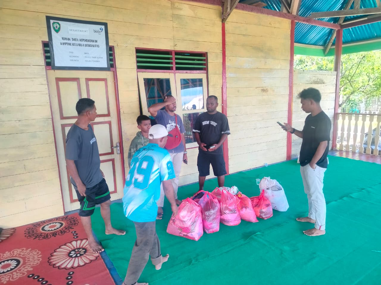Pada Selasa (31/3/2026), Pemimpin Redaksi Tualnews.com, Nerius Rahabav, menyalurkan bantuan berupa pakaian layak pakai kepada warga Muslim yang saat ini mengungsi akibat konflik.( foto - Tualnews.com)