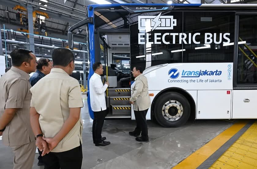 Presiden Prabowo Subianto meresmikan pabrik perakitan kendaraan komersial listrik milik PT VKTR Sakti Industries di Kabupaten Magelang, Jawa Tengah, Kamis (09/04/2026)