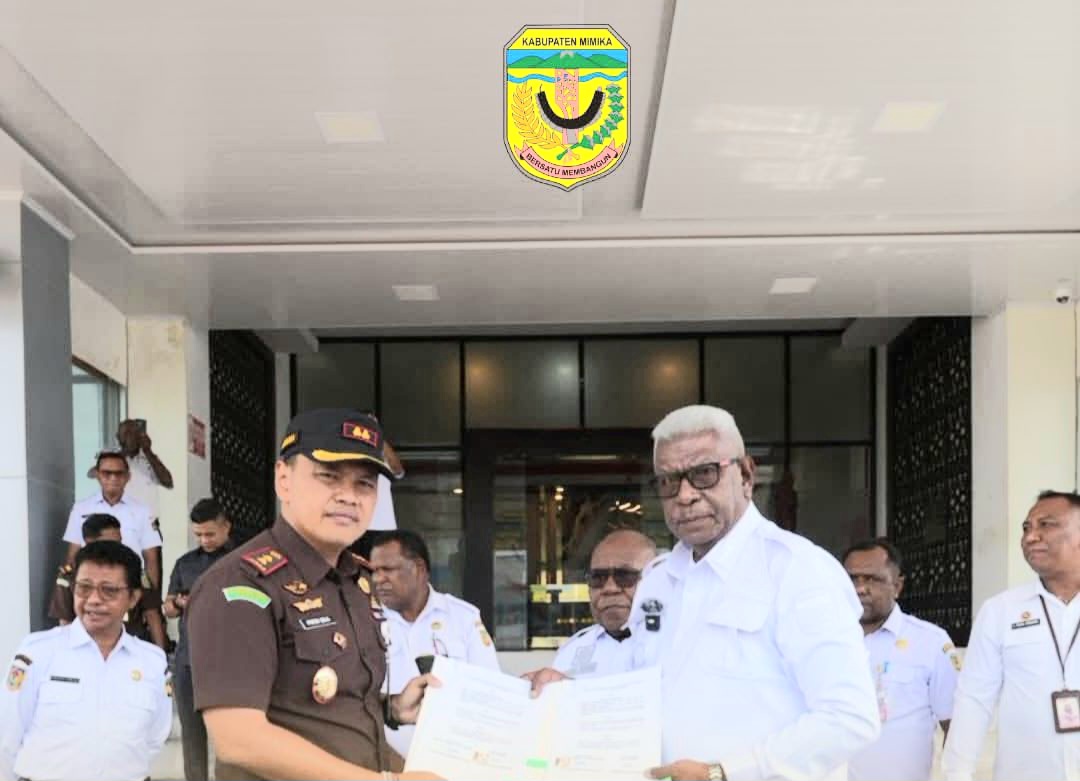 Penerimaan hibah dari Pemerintah Kabupaten Mimika kepada Kejaksaan Negeri Mimika memicu kecurigaan publik, terlebih dilakukan saat Bupati Mimika sedang terlibat perkara hukum sebagai pihak penggugat melawan Robert Kambu.