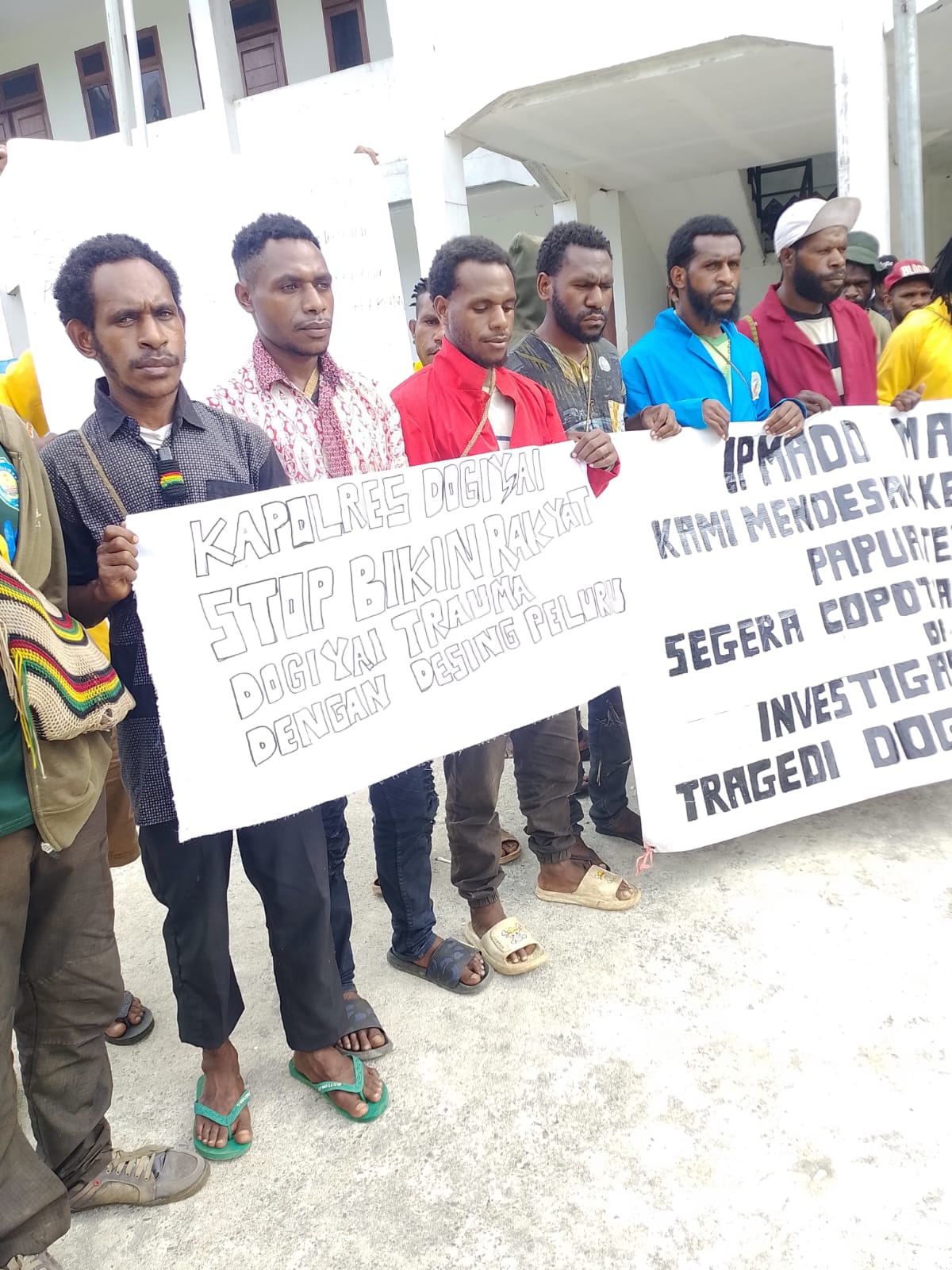 Ketua IPMADO Manokwari, Agustinus Pigai, dalam pernyataannya menyoroti bahwa kekerasan yang terus berulang di Tanah Papua, khususnya di Dogiyai, mencerminkan kegagalan negara dalam menjamin perlindungan terhadap warga sipil.
