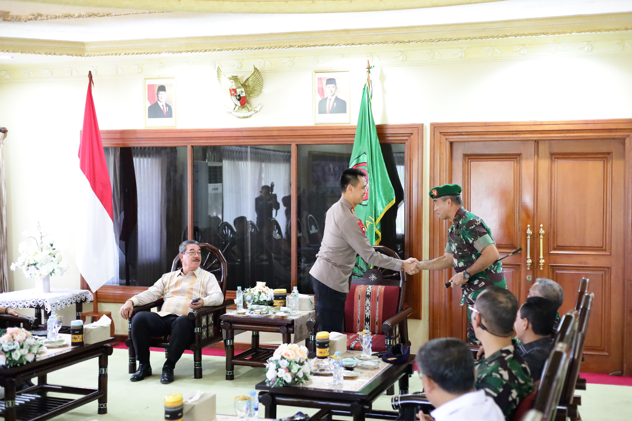 Kapolda Maluku, Dadang Hartanto bersama jajaran Forum Koordinasi Pimpinan Daerah (Forkopimda) menyambut kedatangan Pangdam XV/Pattimura, Dody Triwinarto di Bandara Pattimura, Minggu (12/4/2026).