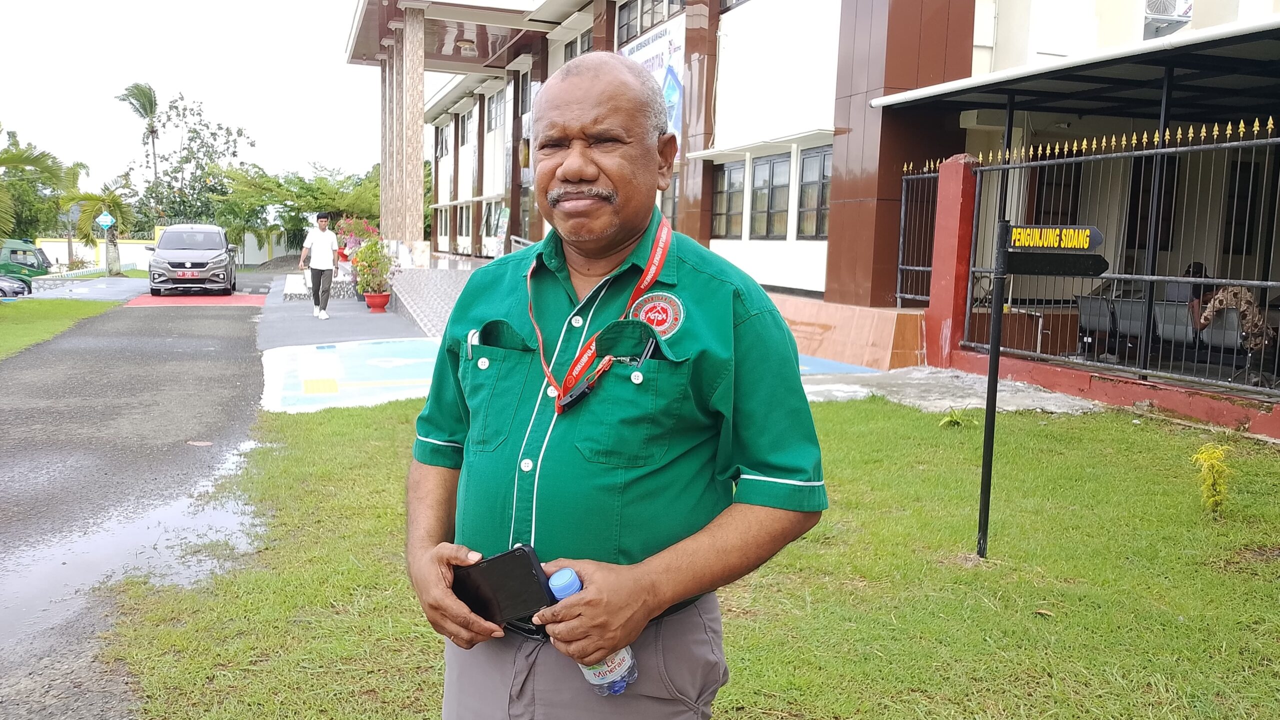 Direktur LP3BH Manokwari, Yan Christian Warinussy. ( dok - Tualnews.com)