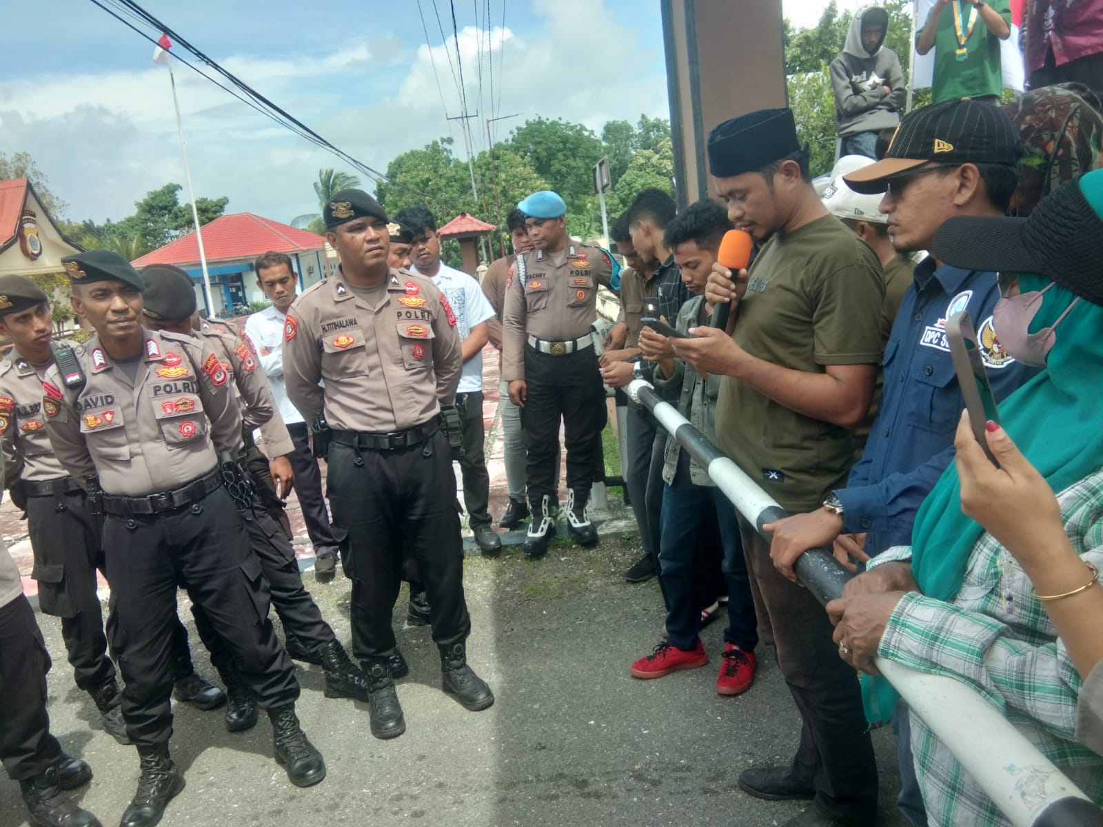 Aliansi KAWAL Keadilan untuk Arianto Tawakal bersama keluarga korban kembali menggelar aksi demonstrasi di Mapolres Tual, Selasa (28/4). ( dok - Tualnews.com)