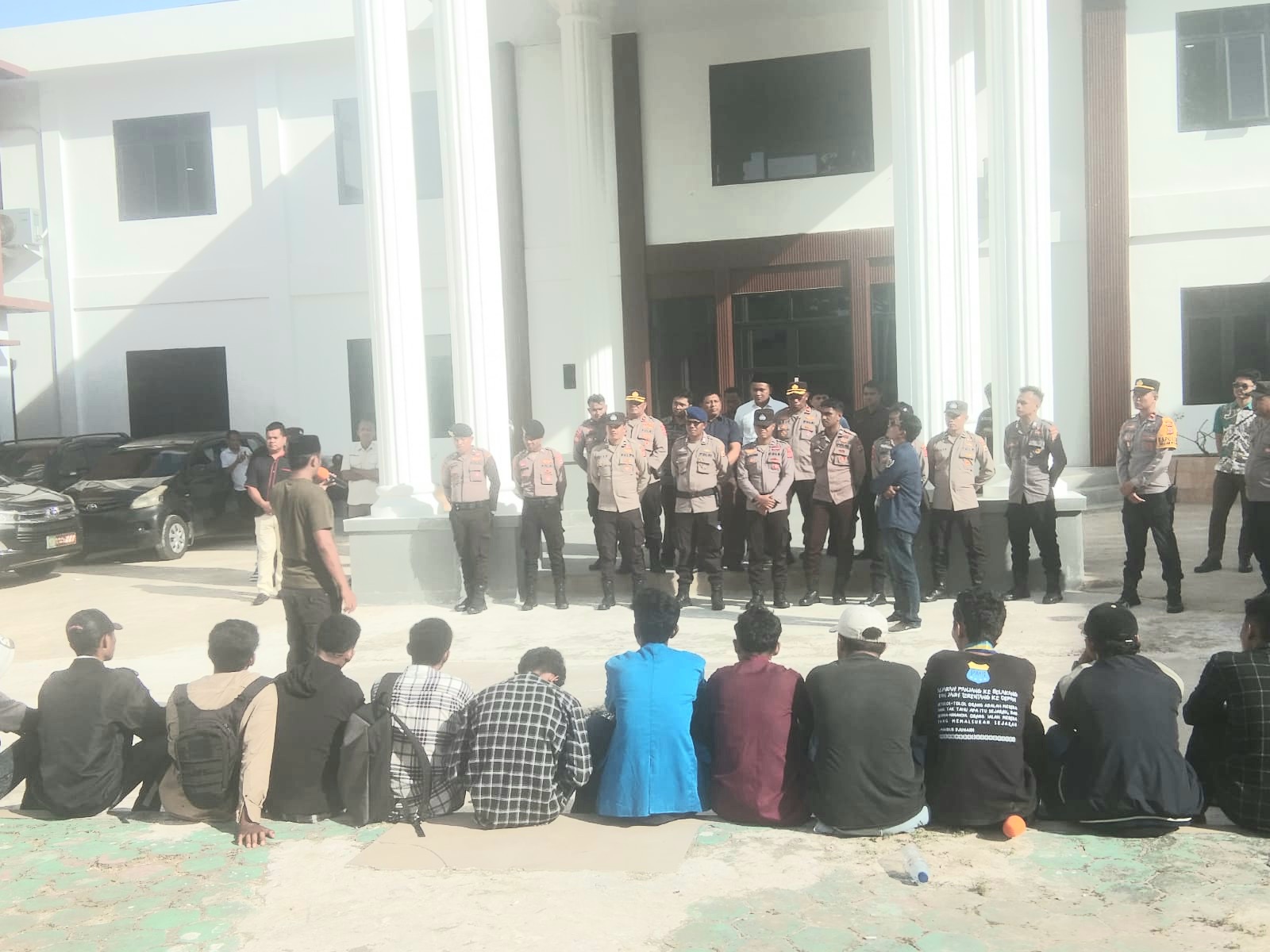 Aliansi KAWAL Keadilan untuk Arianto Tawakal bersama keluarga korban kembali menggelar aksi demonstrasi di Kejaksaan Negeri Tual, Selasa (28/4). ( dok - Tualnews.com)
