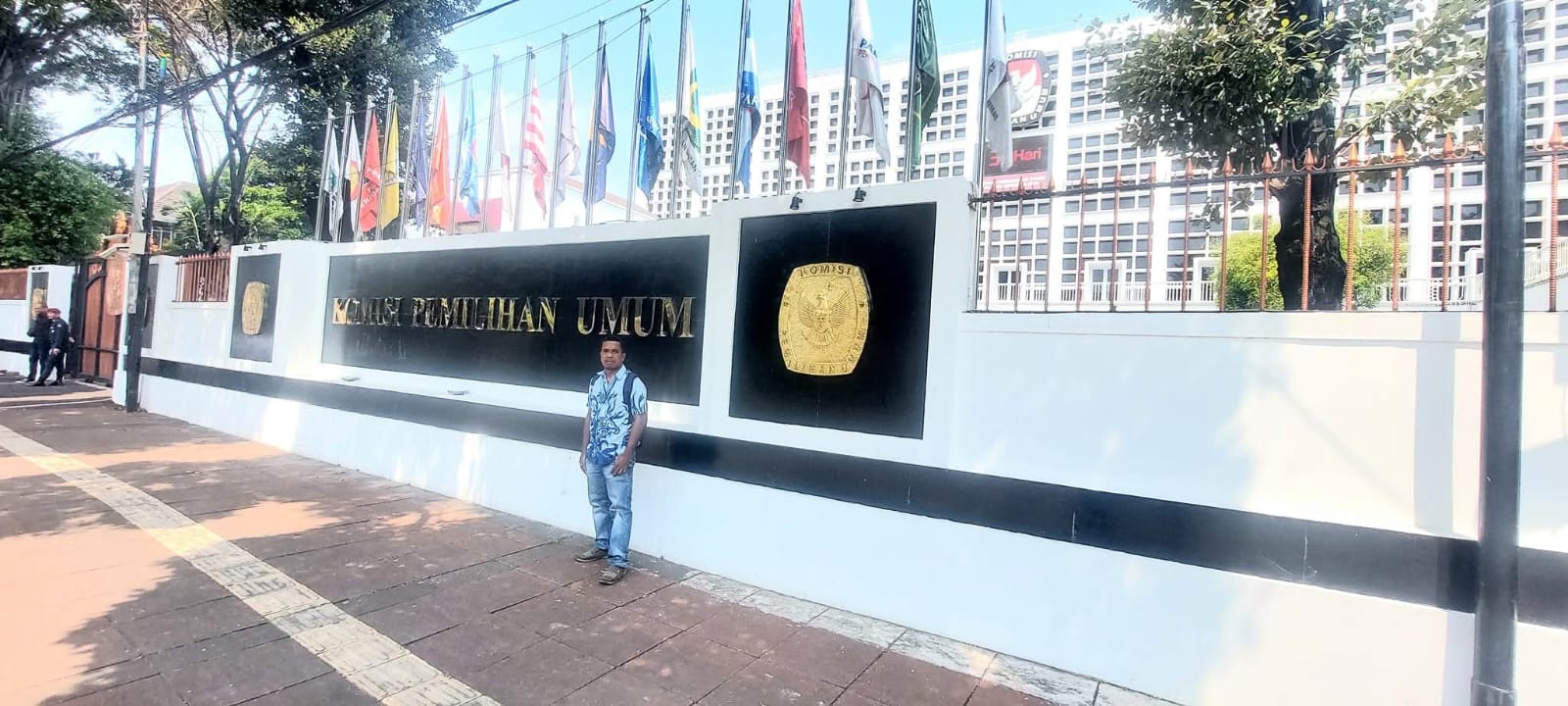 Ini bukti pelapor, Nerius Rahabav tanggal 15 Juli 2024, menyerahkan laporan pengaduan masyarakat Provinsi Maluku di Kantor KPU RI di Jakarta. ( dok - Tualnews.com)