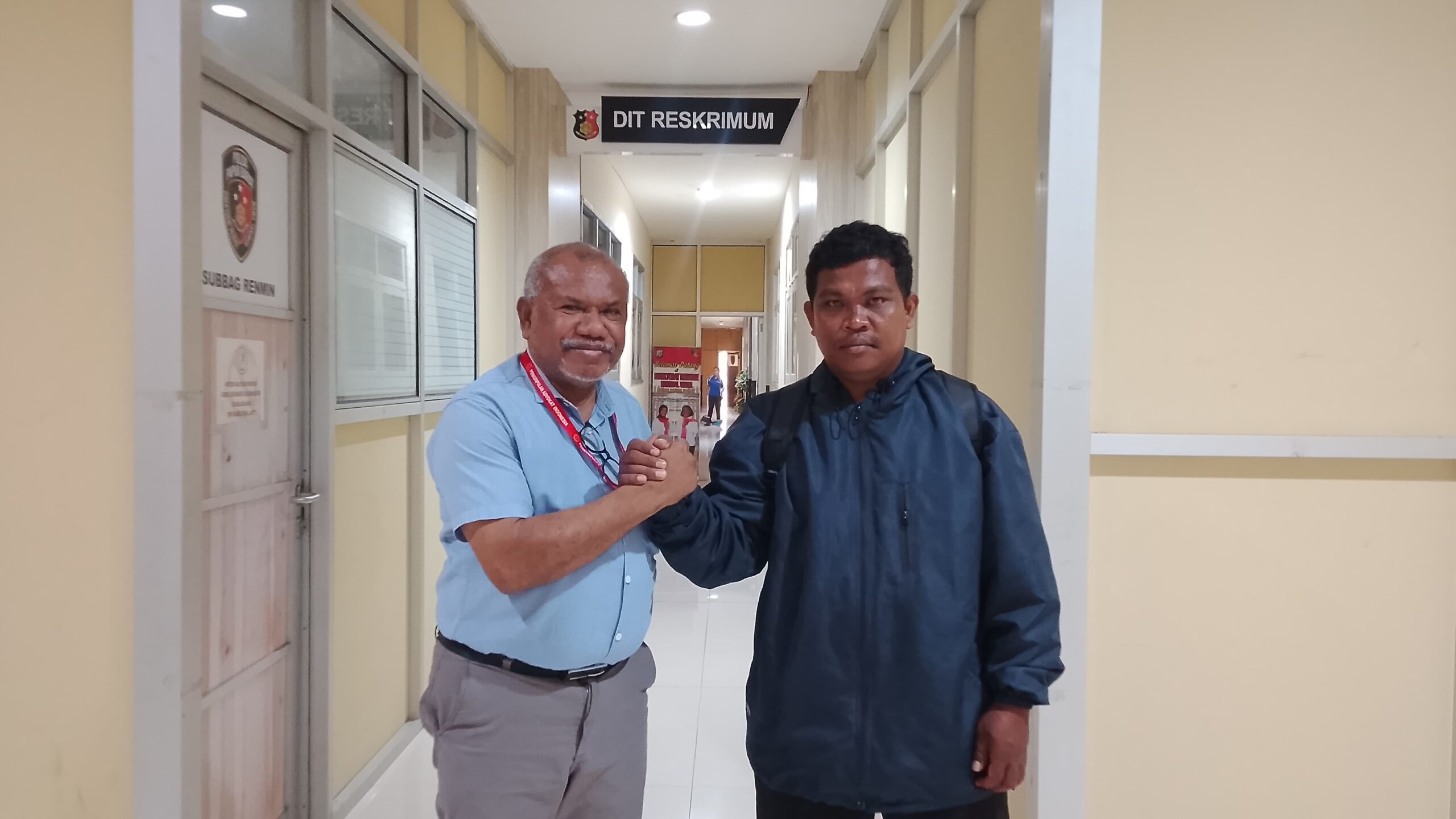 Kuasa Hukum, Yan Christian Warinussy, mendampingi Klien Hasini selesai pemeriksaan sebagai pemberi keterangan di Polda Papua Barat. ( dok - Tualnews.com)