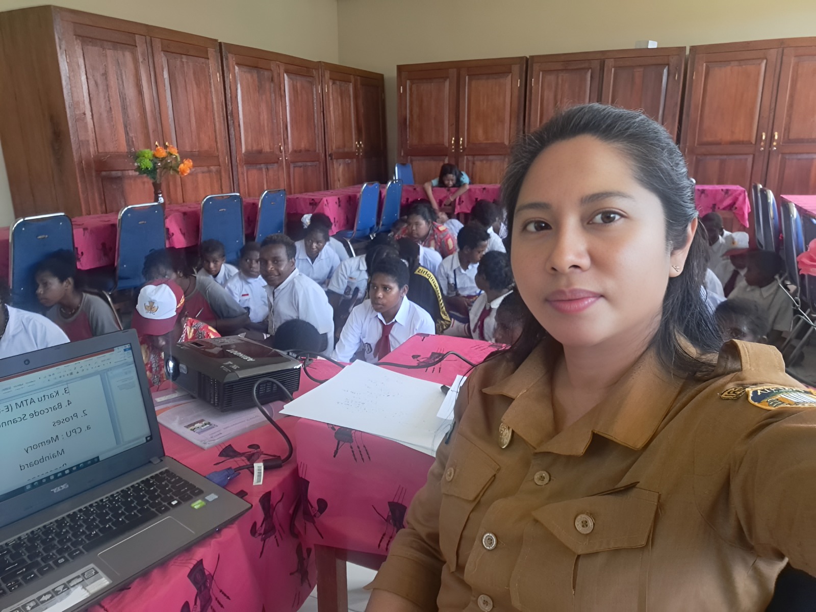 “Biarkan anak-anak ini belajar. Masa depan mereka sedang dibangun, ” Pintahnya.