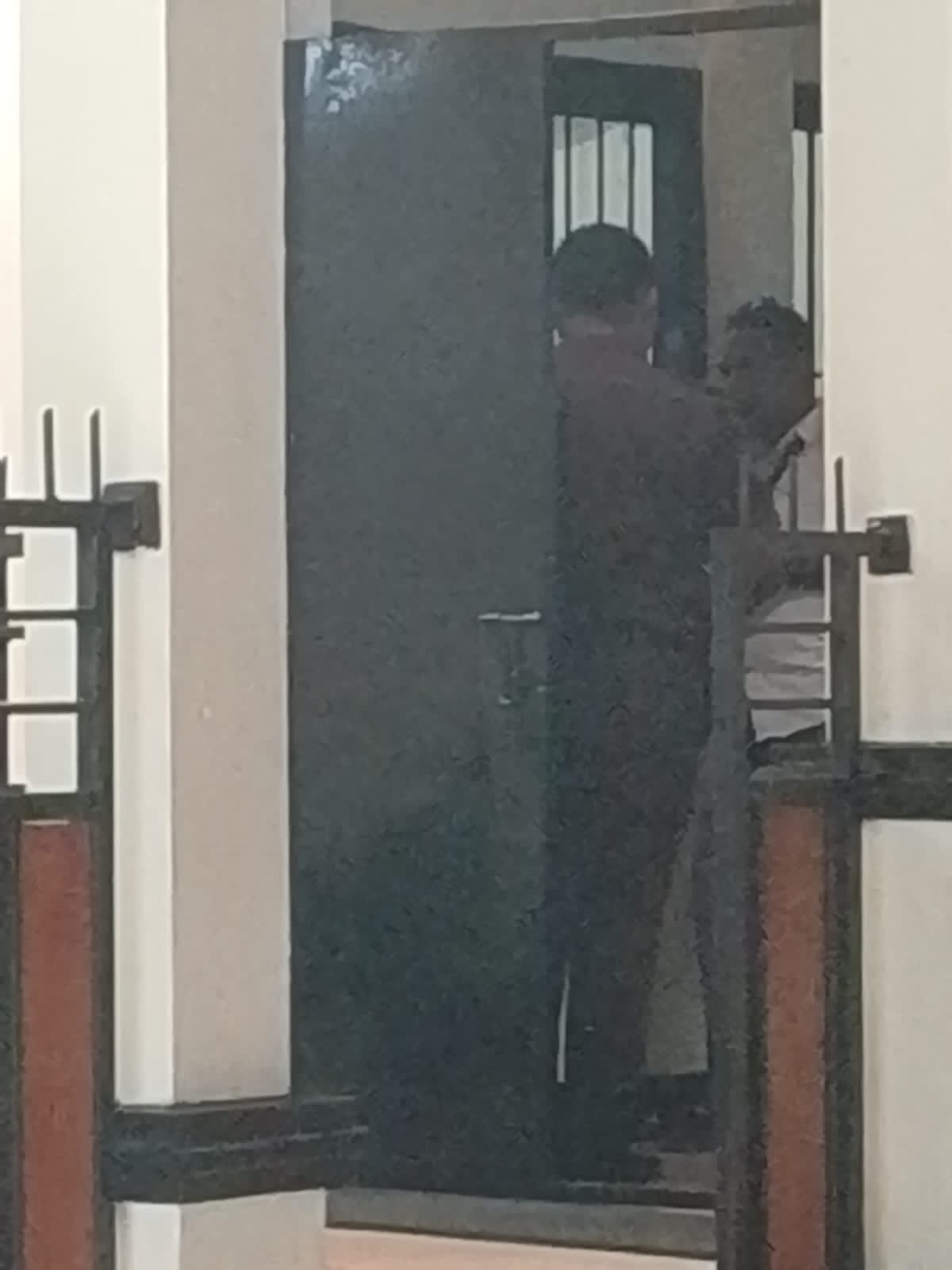 Ini bukti Jaksa YW membelakangi gambar berseragam coklat dan Jaksa Ayomi menghadap memakai kemeja putih dan Terdakwa Billy dalam sel tidak terlihat. ( dok - Tualnews.com)