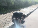 Di tengah persoalan banjir yang kerap mengganggu aktivitas warga di kawasan Irigasi Ujung, Timika, Provinsi Papua Tengah, muncul aksi heroik seorang pemuda asal Jawa yang menunjukkan kepedulian luar biasa terhadap lingkungan.