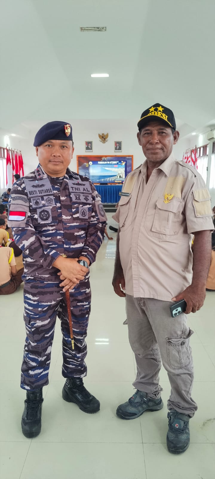 Danlanal Timika bersama Kepala Kampung Nawaripi, Norman Ditubun