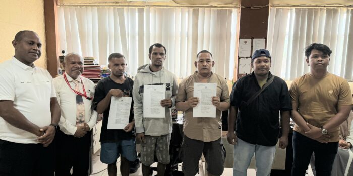 Tim penasihat hukum tiga tersangka kasus dugaan pencurian burung Kasuari di lingkungan Kantor Gubernur Papua Barat menyampaikan apresiasi kepada Polda Papua Barat, khususnya Direktorat Reserse Kriminal Umum (Ditreskrimum), atas dikabulkannya permohonan penangguhan penahanan terhadap tiga klien mereka berinisial RIM, LSH, dan F.