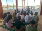 Puluhan pelajar SMA dan SMK di Kota Tual mendapatkan pembekalan keterampilan berbicara di depan umum melalui Public Speaking Workshop yang berlangsung di kawasan wisata Pantai Indah Kiom (PIK), Kamis (18/6/2026).