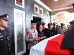 Sebagai bentuk penghormatan terakhir, Kapolda bersama Ketua Bhayangkari Daerah Maluku mendatangi rumah duka di Desa Batu Merah, Kecamatan Sirimau, Kota Ambon, Senin (22/6/2026).
