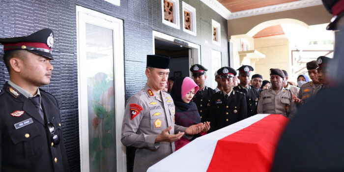 Sebagai bentuk penghormatan terakhir, Kapolda bersama Ketua Bhayangkari Daerah Maluku mendatangi rumah duka di Desa Batu Merah, Kecamatan Sirimau, Kota Ambon, Senin (22/6/2026).