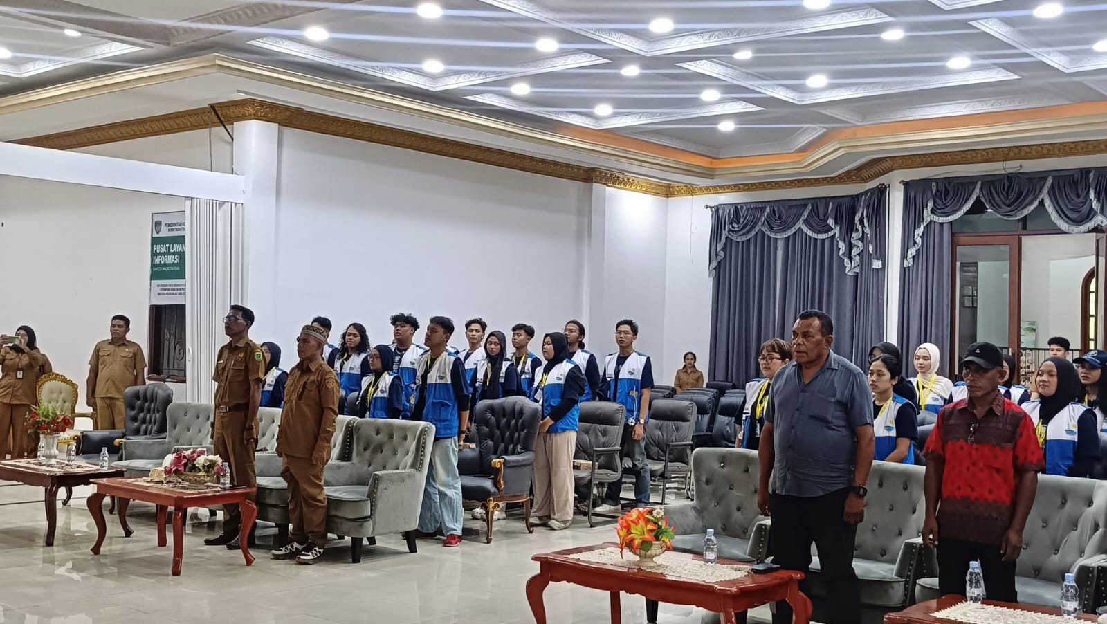 Setibanya di Bandara Karel Sadsuitubun, Langgur, pada Senin (22/6) pukul 11.10 WIT, rombongan mahasiswa disambut langsung oleh jajaran Pemerintah Kota Tual sebelum mengikuti prosesi penerimaan resmi di Balai Kota Tual.