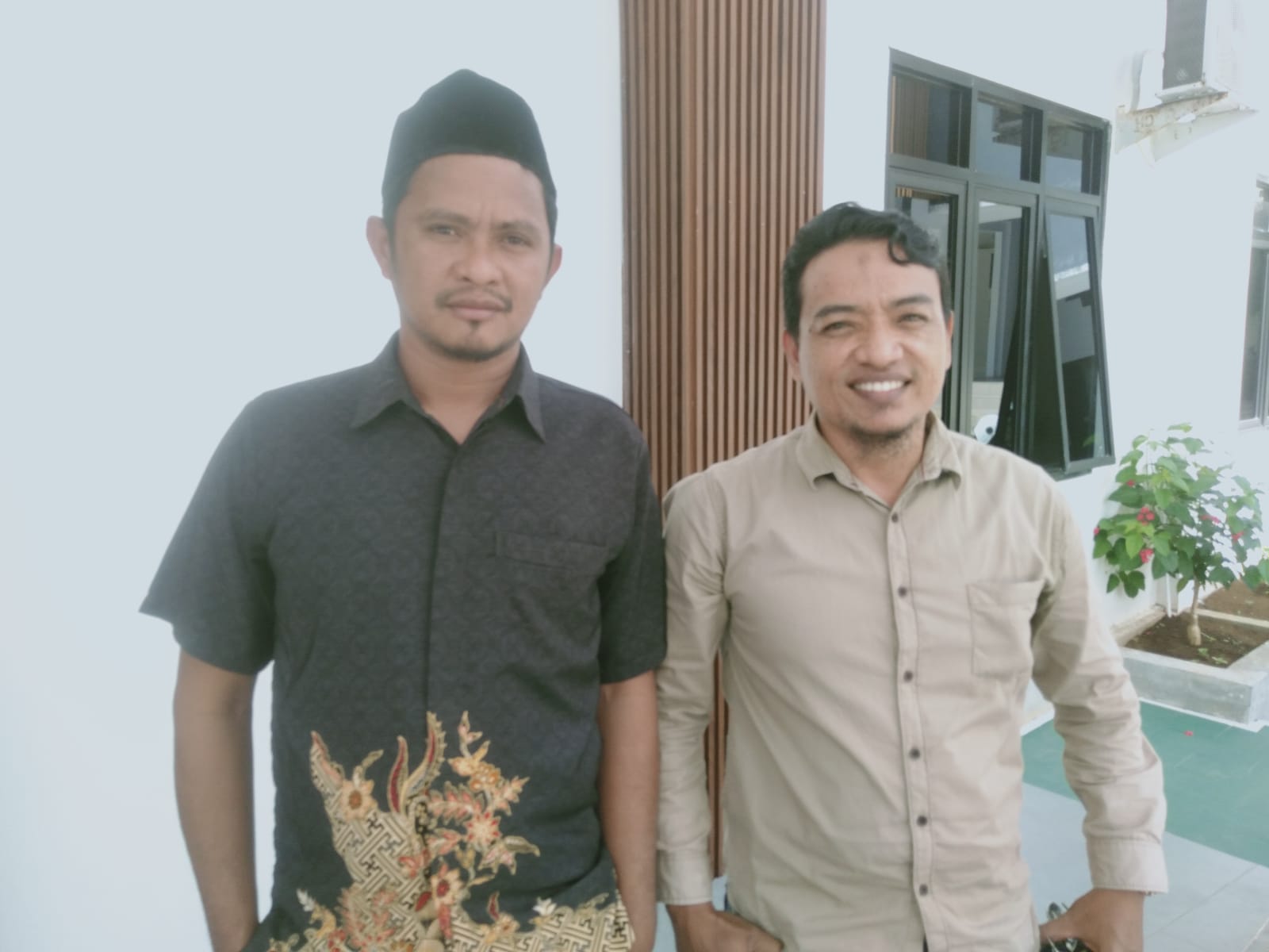 Sehari menjelang pembacaan tuntutan oleh Jaksa Penuntut Umum (JPU) dalam perkara dugaan penganiayaan yang menewaskan siswa Madrasah Tsanawiyah (MTs), Arianto Tawakal, keluarga korban mendatangi Kantor Kejaksaan Negeri (Kejari) Tual, Senin (6/7/ 2026).