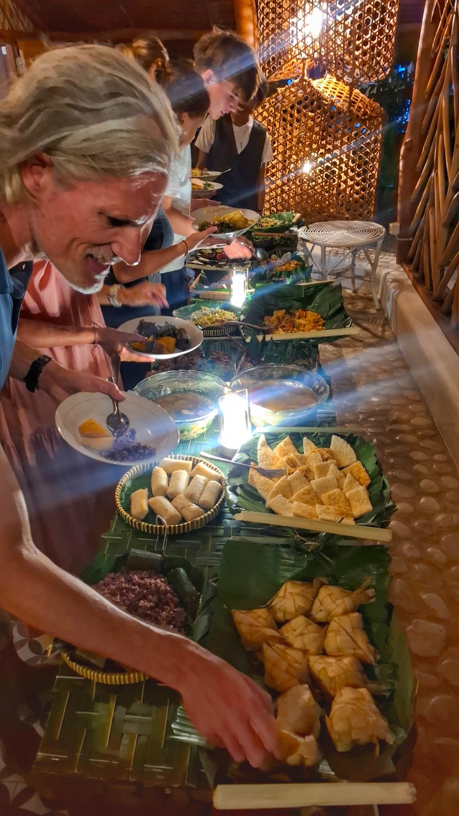 Kehangatan juga hadir melalui sajian kuliner tradisional yang disiapkan bersama tim Manoa dan para pelajar magang sekolah pariwisata di Bombay. ( foto- Ina Kei)