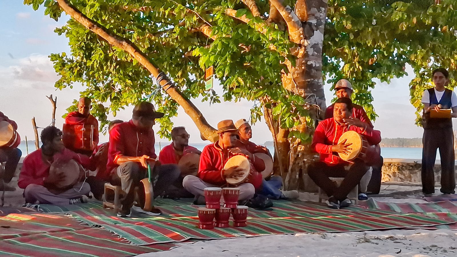 30 seniman dari Sanggar Eltun Jaya Ohoi Revav bersama kelompok musik Djuuk & Vuut dari Warbal tampil menyuguhkan kekayaan budaya Kepulauan Kei. ( foto- Ina Kei)
