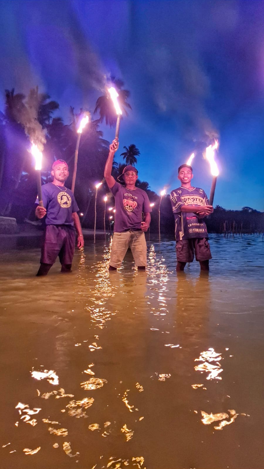 Satu per satu api dinyalakan di hamparan meti Ohoidertawun, pasir terluas yang muncul ketika air laut surut di Kei Kecil. ( foto- Ina Kei )