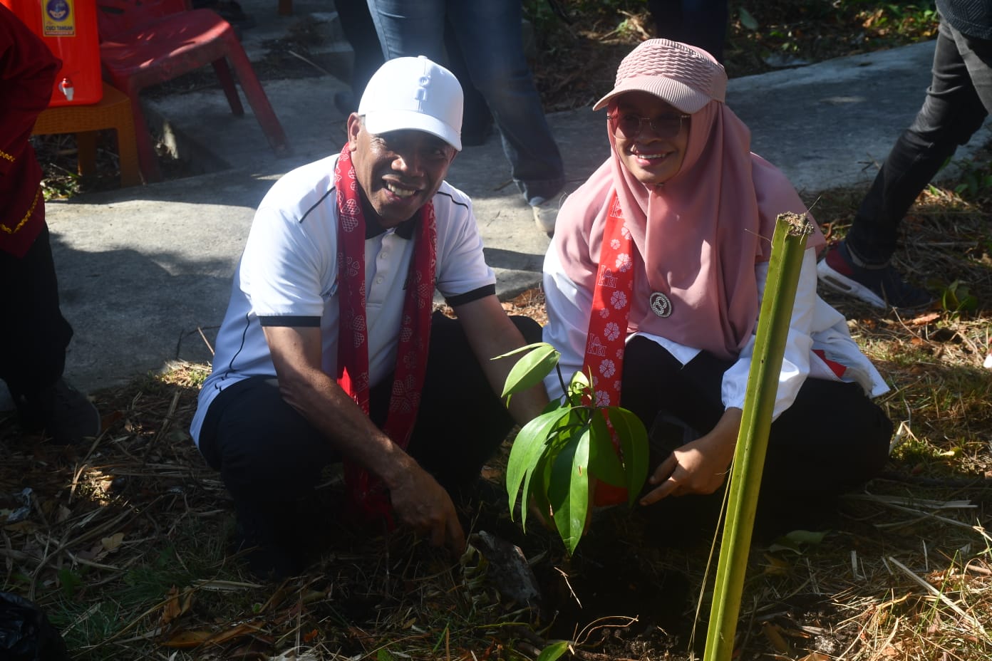 penanaman mangrove di tepi danau oleh Wakil Wali Kota Tual. ( foto - Tim KKN UGM )
